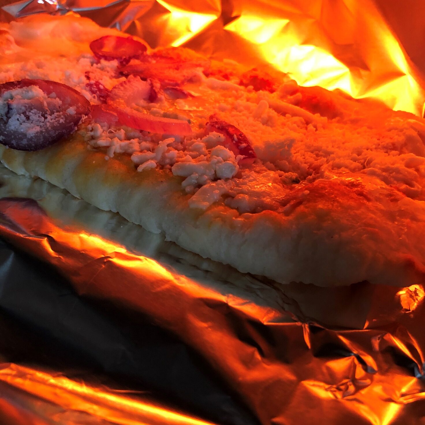 レンジ加熱した業務スーパーのトースターピザをトースターで焼く