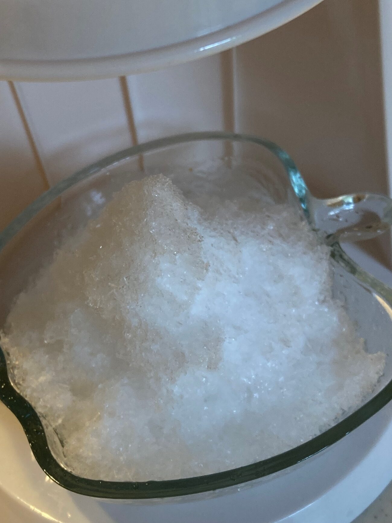 かき氷機で氷を削る