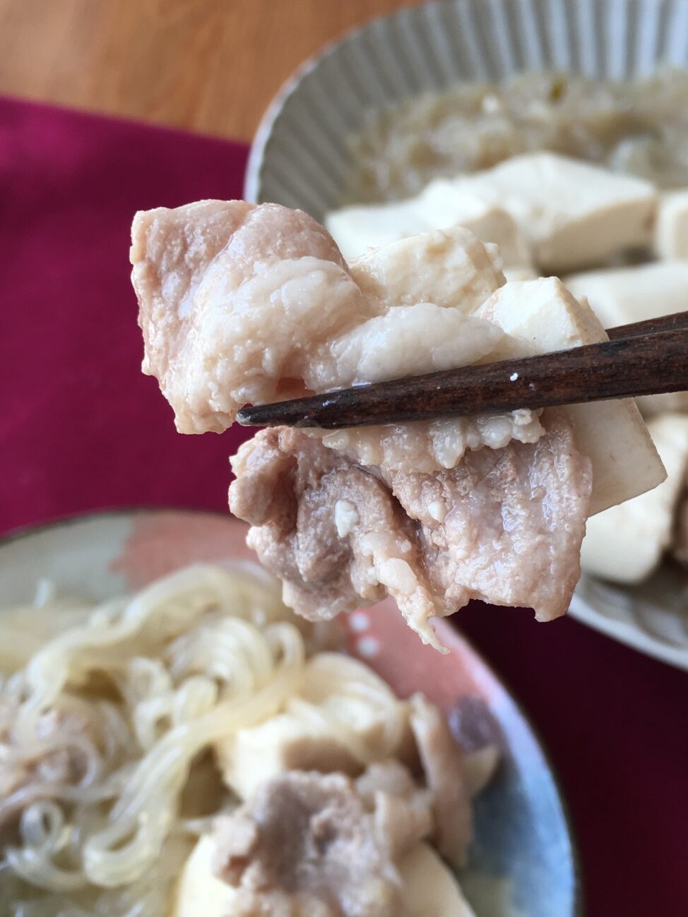 箸で持ち上げた業務スーパーの牛肉だしの素で作った肉豆腐のアップ
