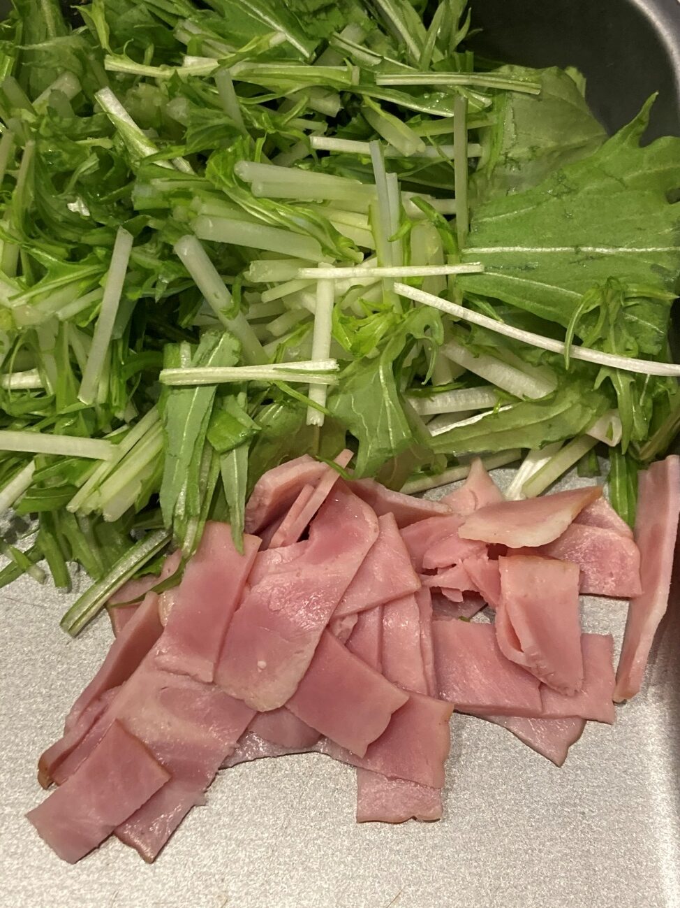 水菜を3cm幅、ハーフベーコンを1cm幅に切る