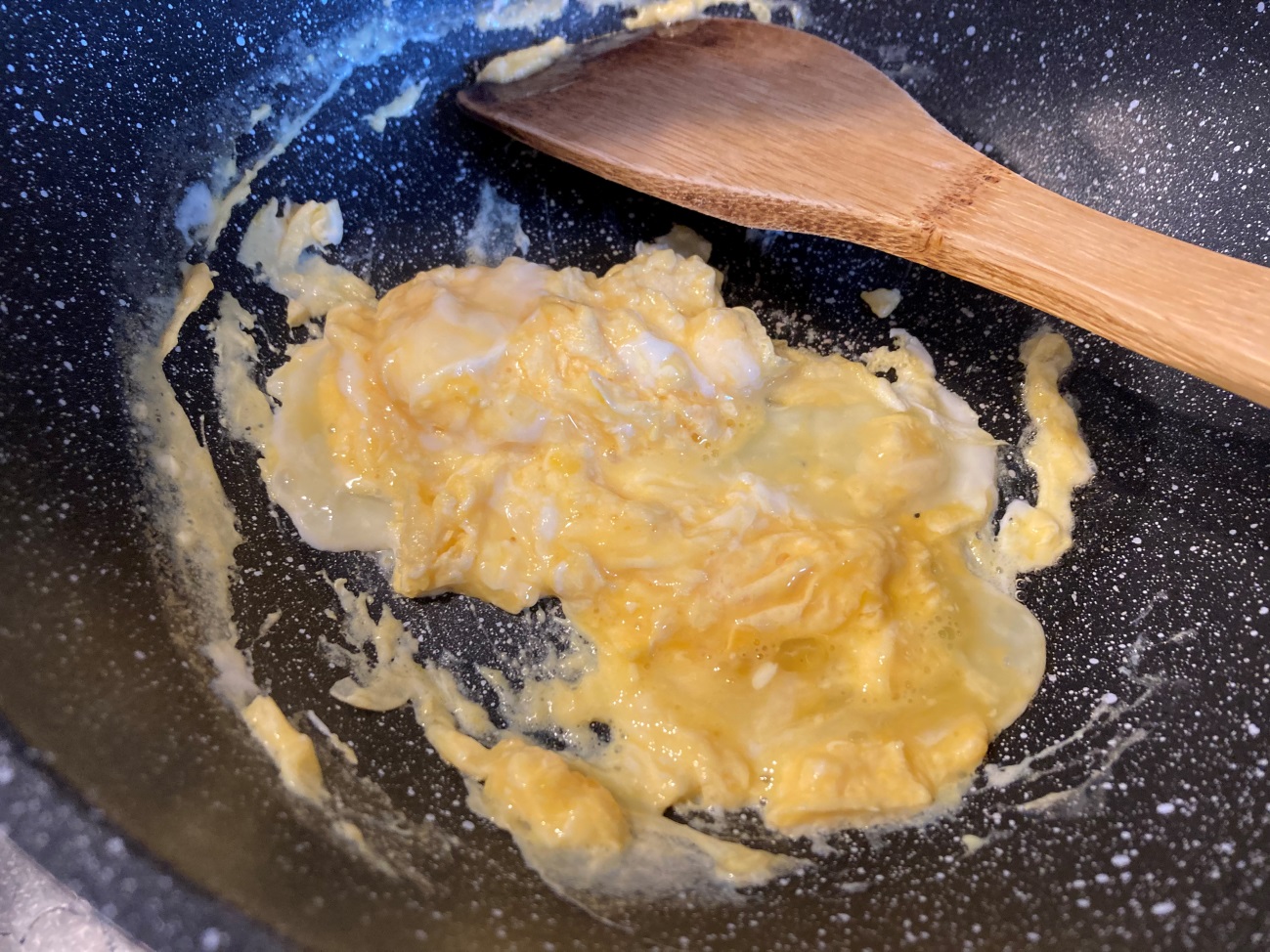 フライパンに溶き卵を入れてゆるめの炒り玉子を作る