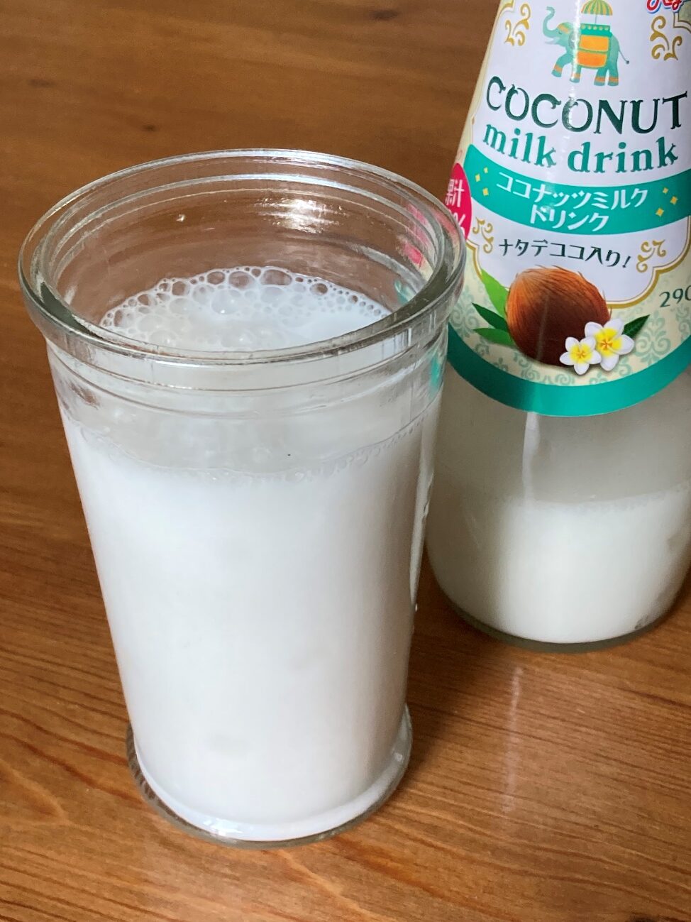 業務スーパーのココナッツミルクドリンクの瓶とグラスに注いだココナッツミルク