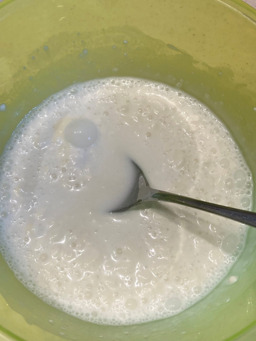 ホイップクリームをココナッツミルクドリンクをよく混ぜる