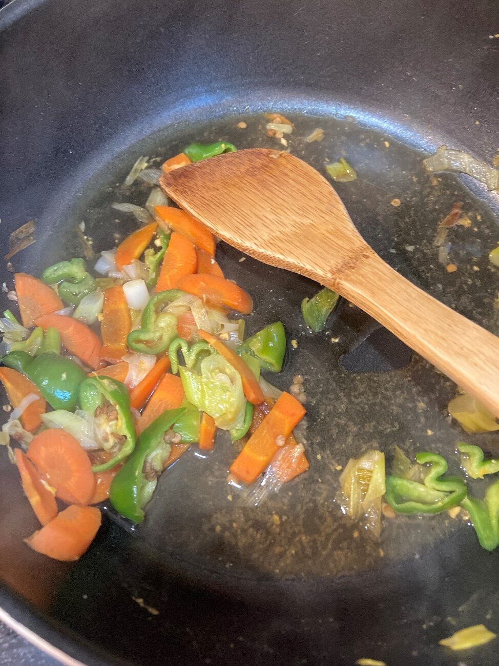 炒めた野菜に水・鶏がらスープの素・ソース・めんつゆを加える