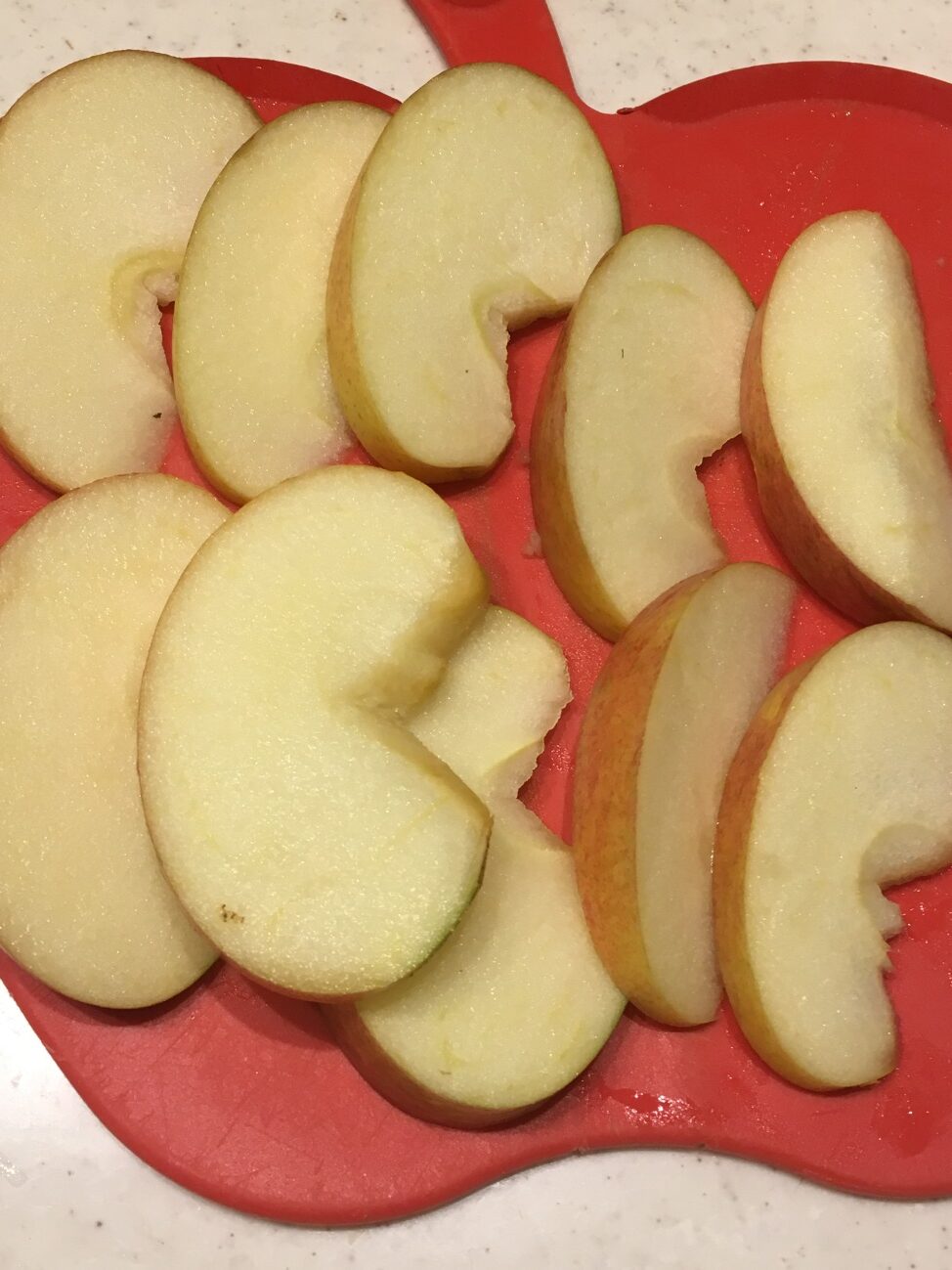 りんごを皮付きのまま薄めに切る