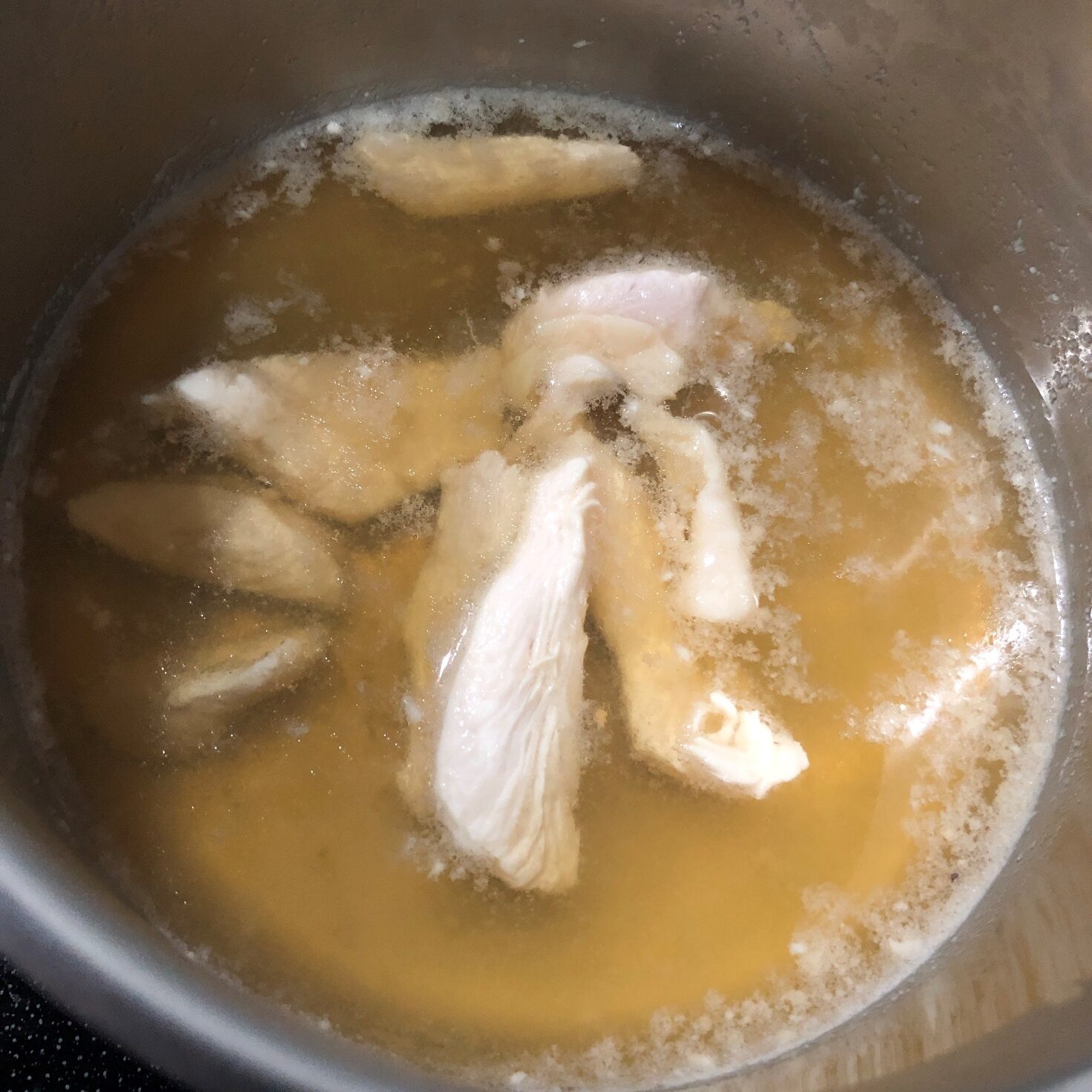 鍋に水と調味料を入れて沸騰させたところに薄切り鶏肉を加える