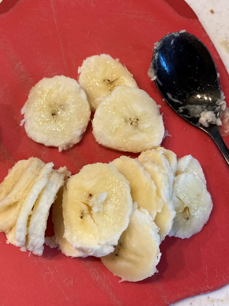 バナナをスプーンで切る