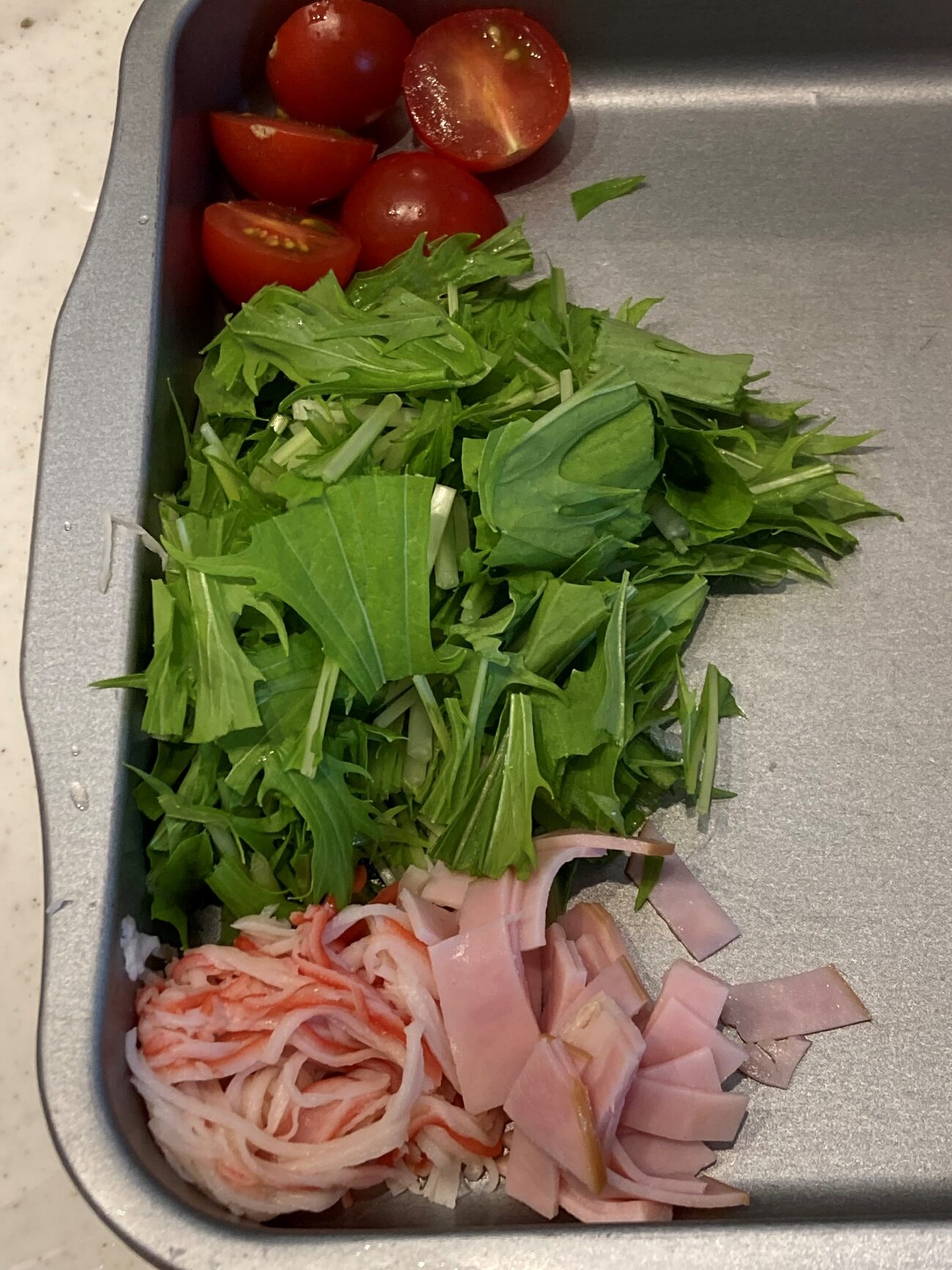 ミニトマトを半分、水菜を3cm幅、ハムを細切り、かにかまをほぐしておく