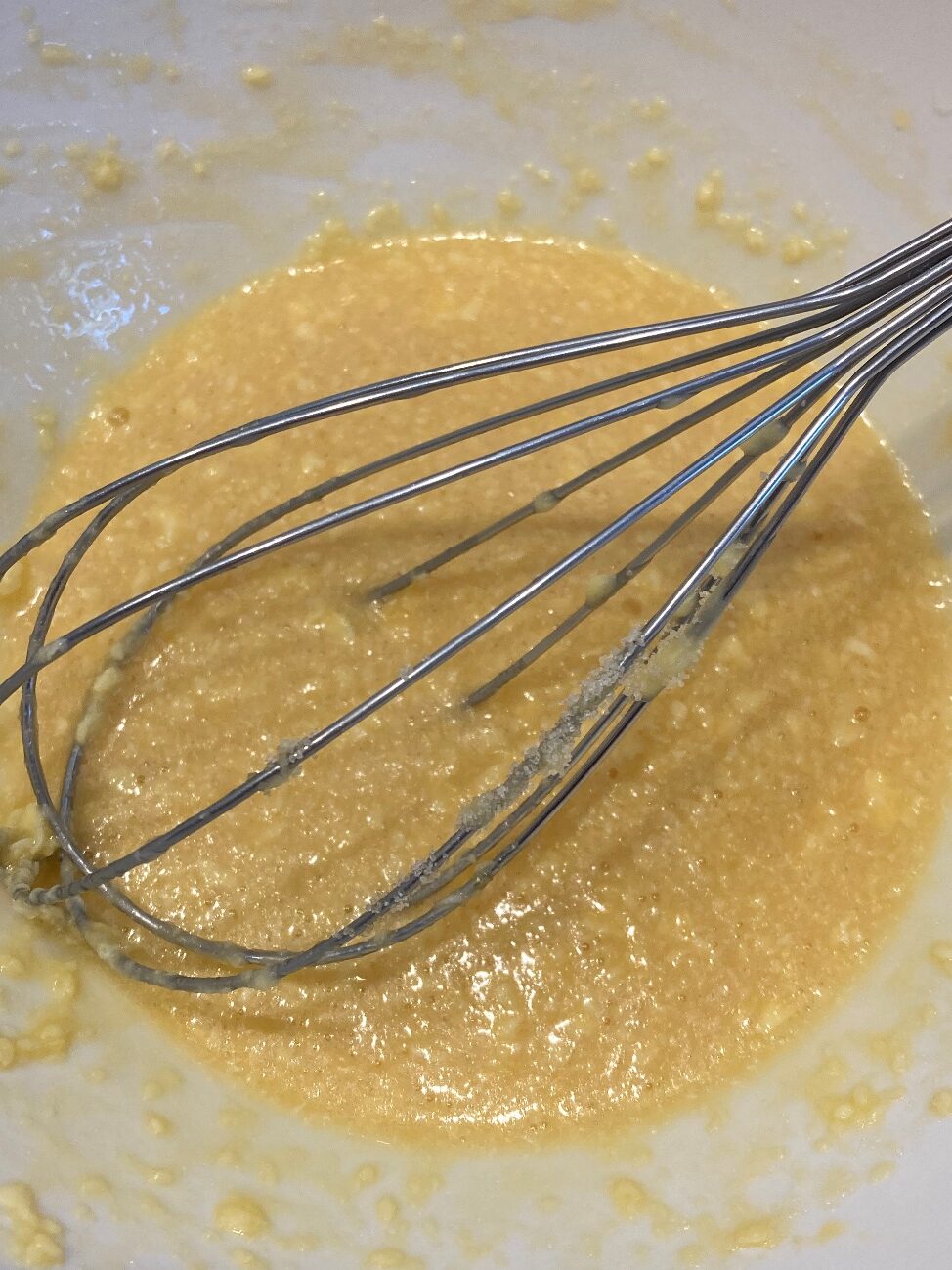 バターを入れた卵液に牛乳と砂糖を加える