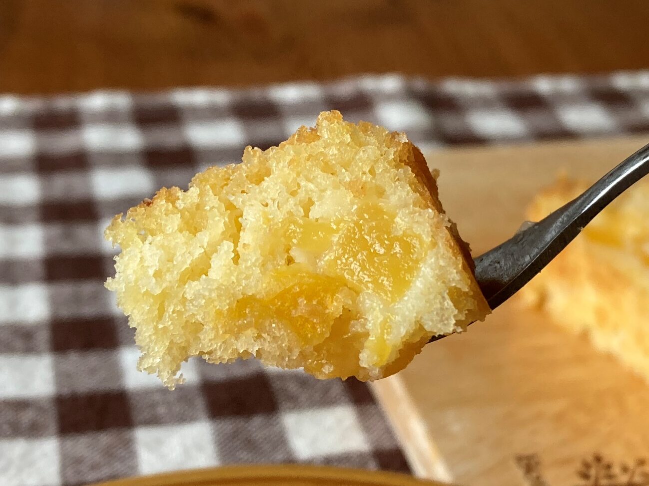 フォークにのせた業務スーパーの黄桃ダイスカットで作った黄桃のパウンドケーキ