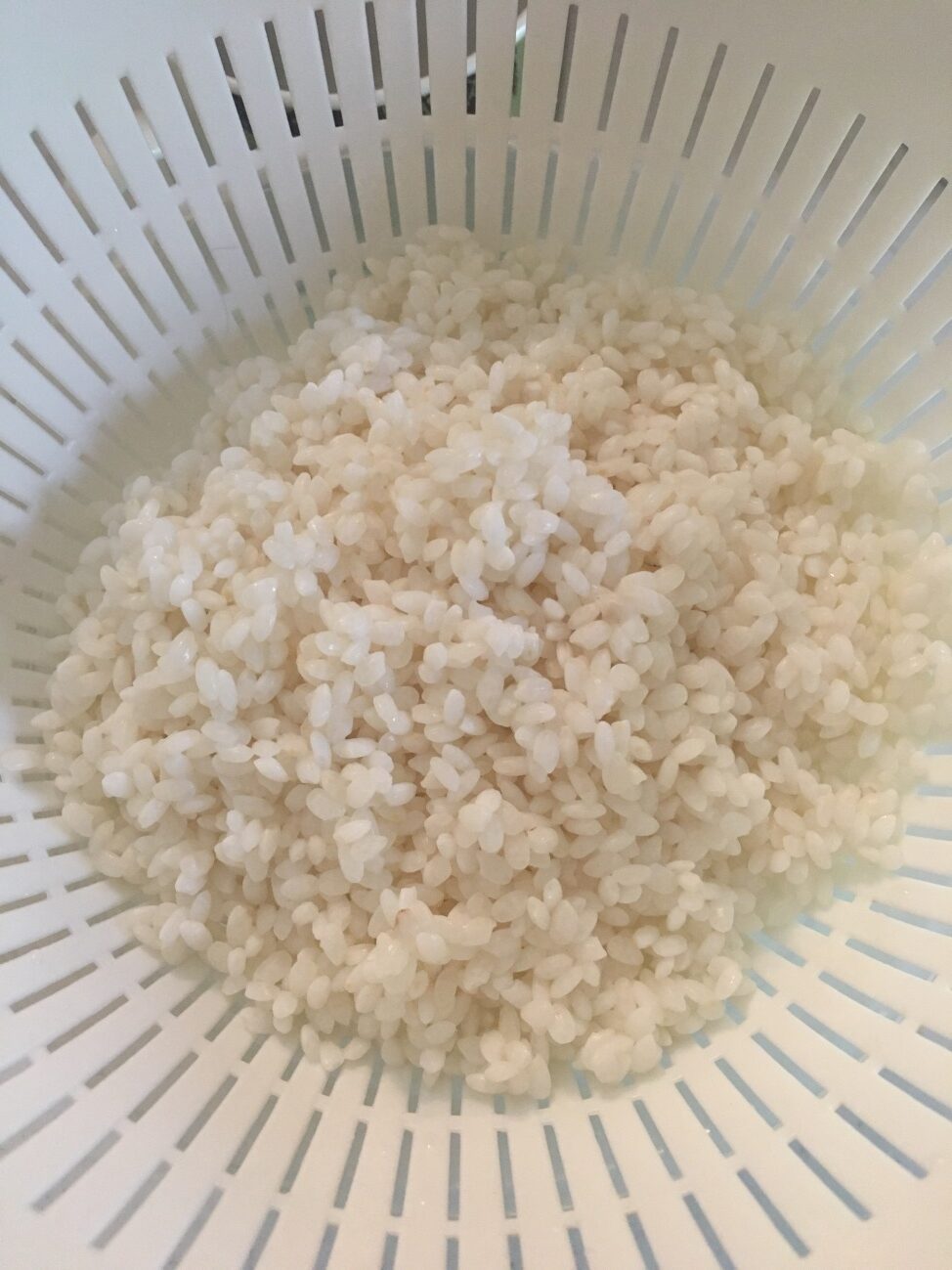洗って30分浸水させたお米をザルにあげる