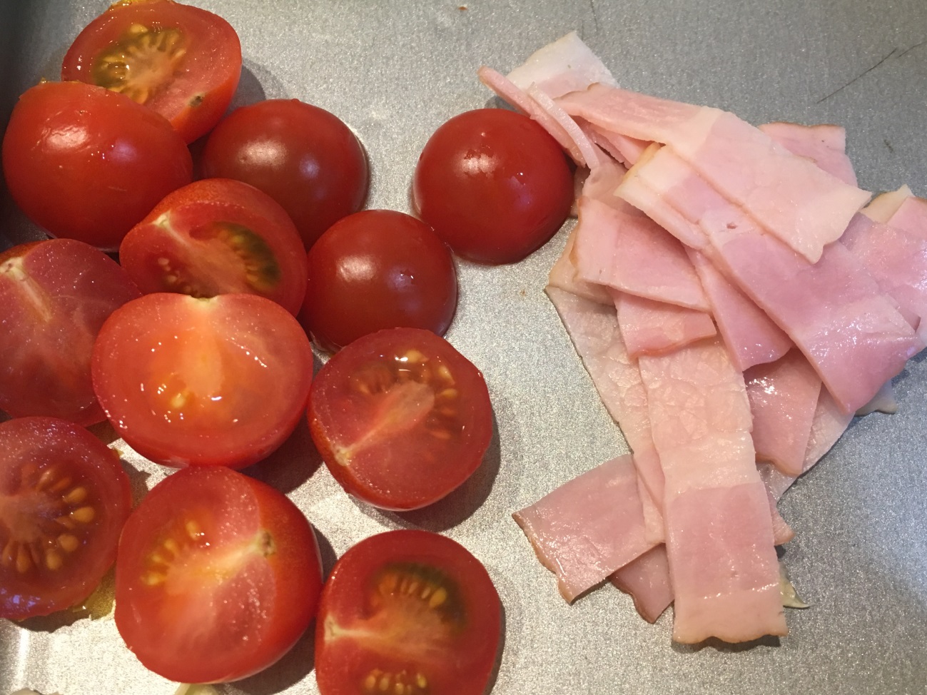 ミニトマトを半分、ベーコンを1cm幅に切る