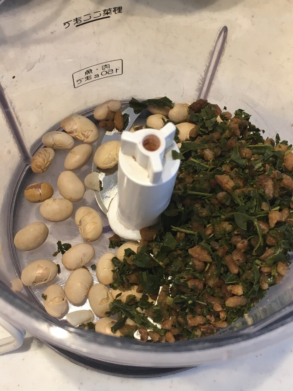 大豆と業務スーパーの玄米茶の茶殻をミキサーに入れる