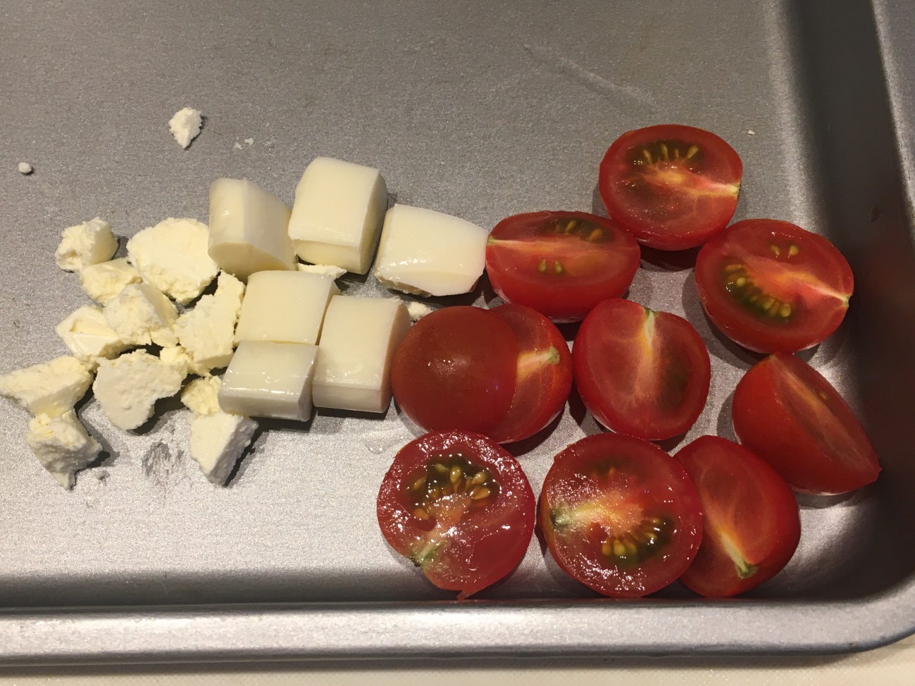 ミニトマトを半分、さけるチーズを輪切りにし、クリームチーズを小さくちぎる