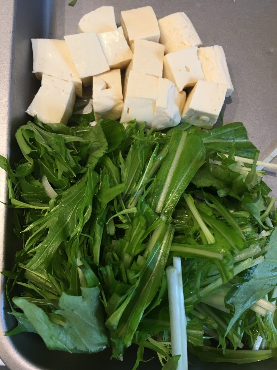 水切りした豆腐を角切り、水菜を3cm幅に切る