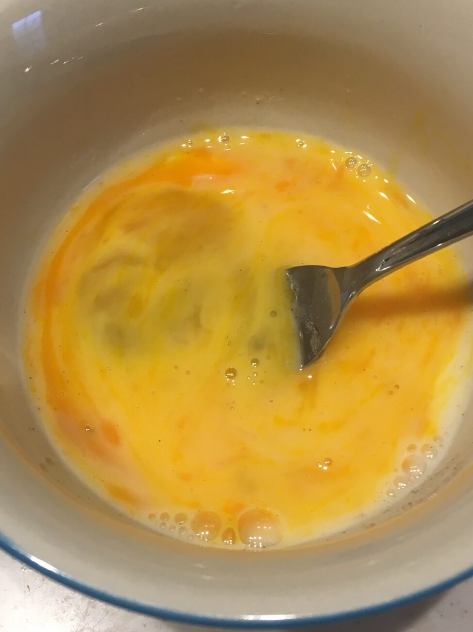 溶いた卵に塩こしょう・牛乳を加えて混ぜる