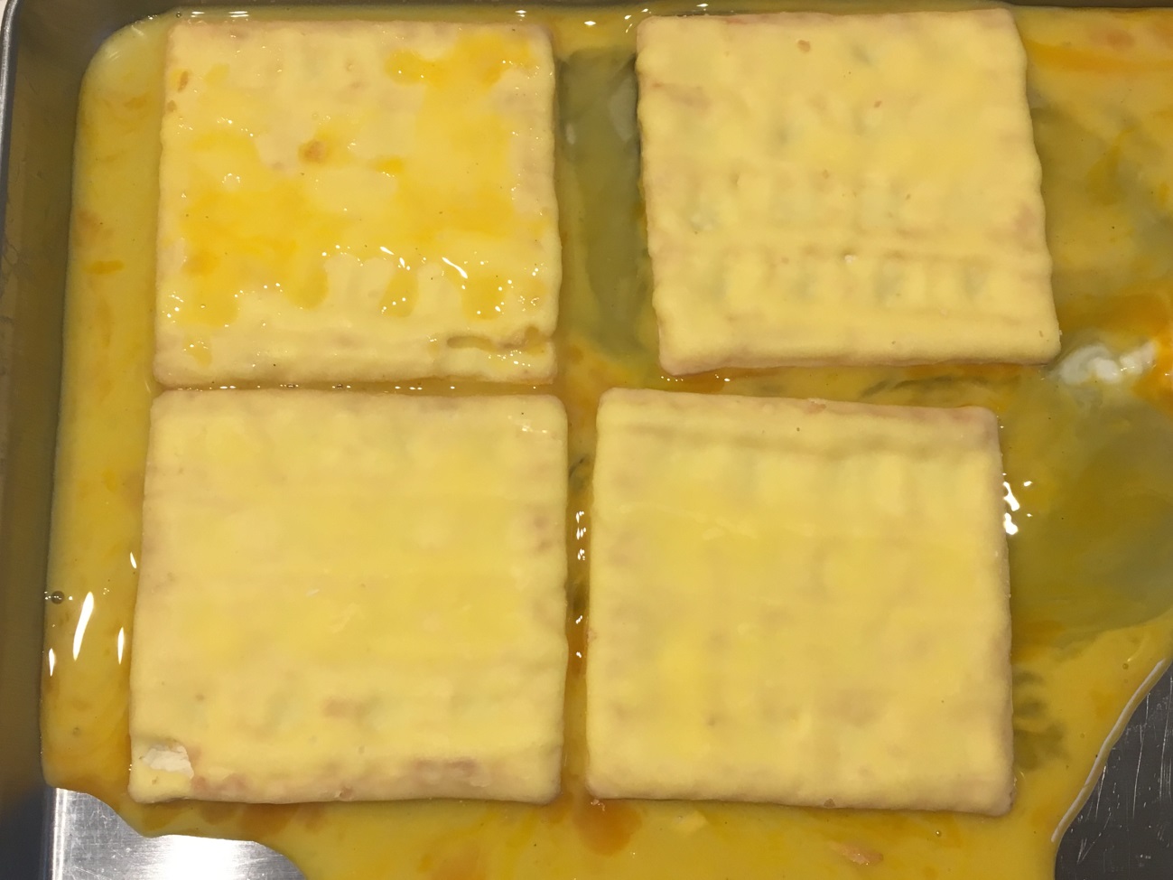 業務スーパーのバター風味クリームクラッカーのクリームなしの面に卵液を浸す