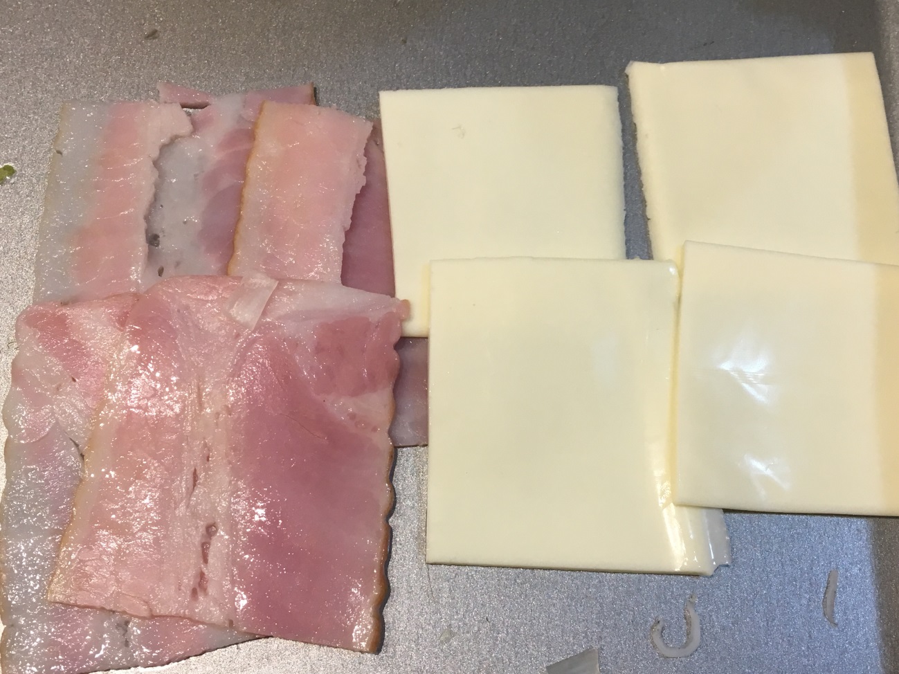 ベーコンを2等分、スライスチーズを4等分に切る