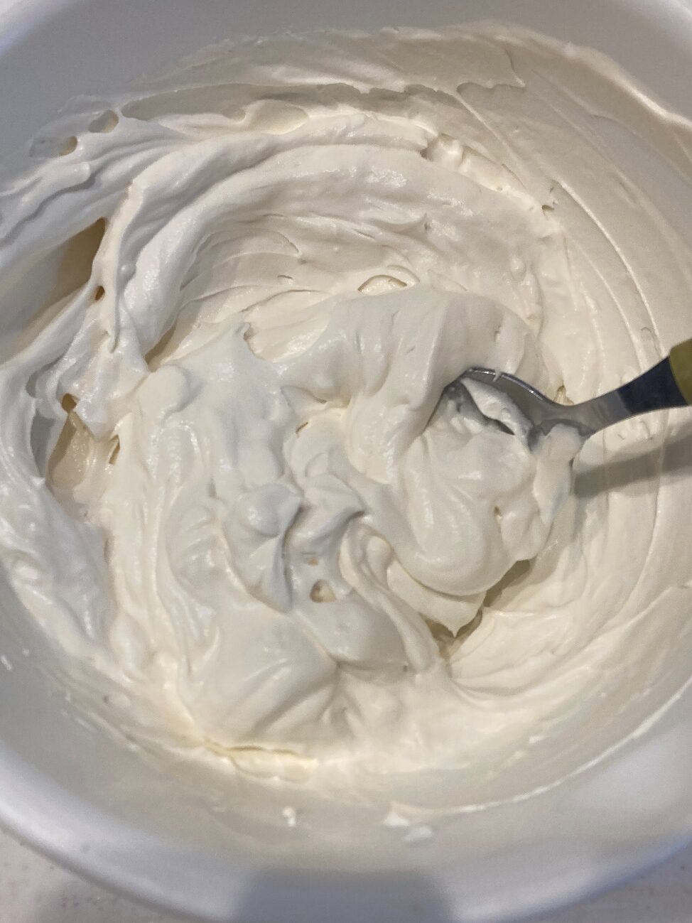 ホイップクリームに水切りしたヨーグルトを加えて混ぜる