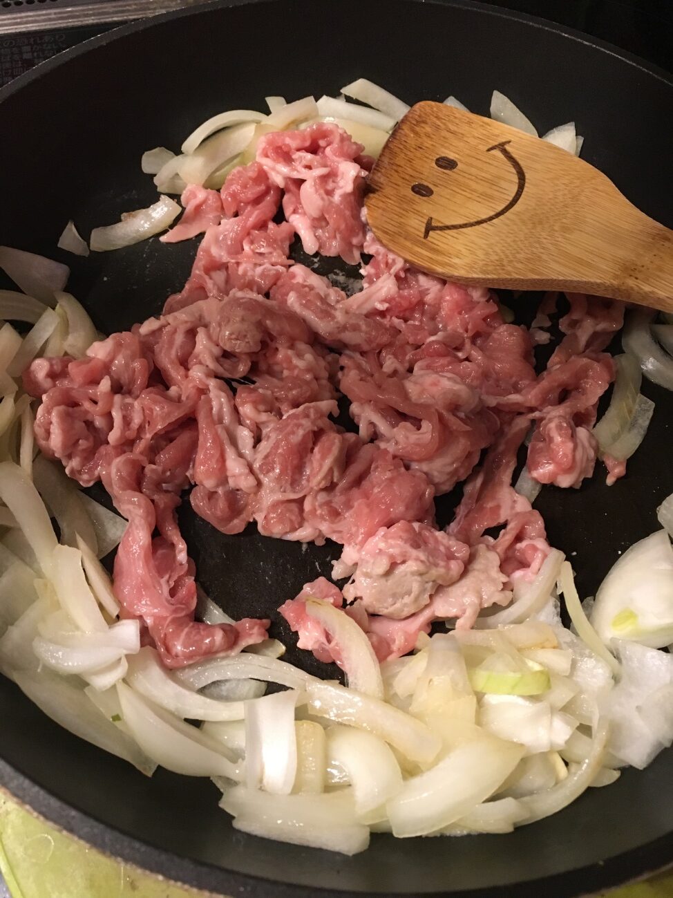 炒めていた玉ねぎが透き通ったら、豚肉を加える