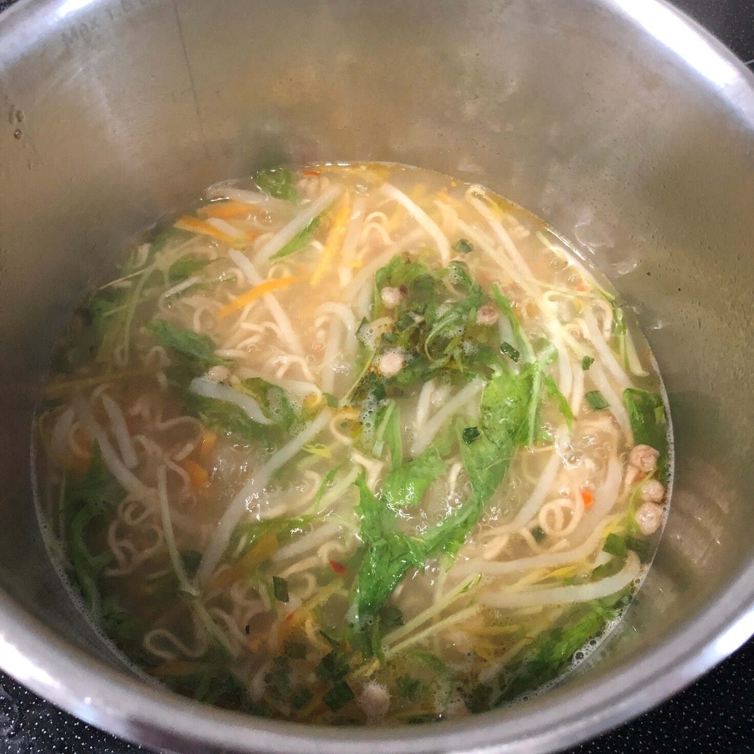 麺の茹で汁に野菜・スープパウダー・かやく・調味オイル・酢を加える
