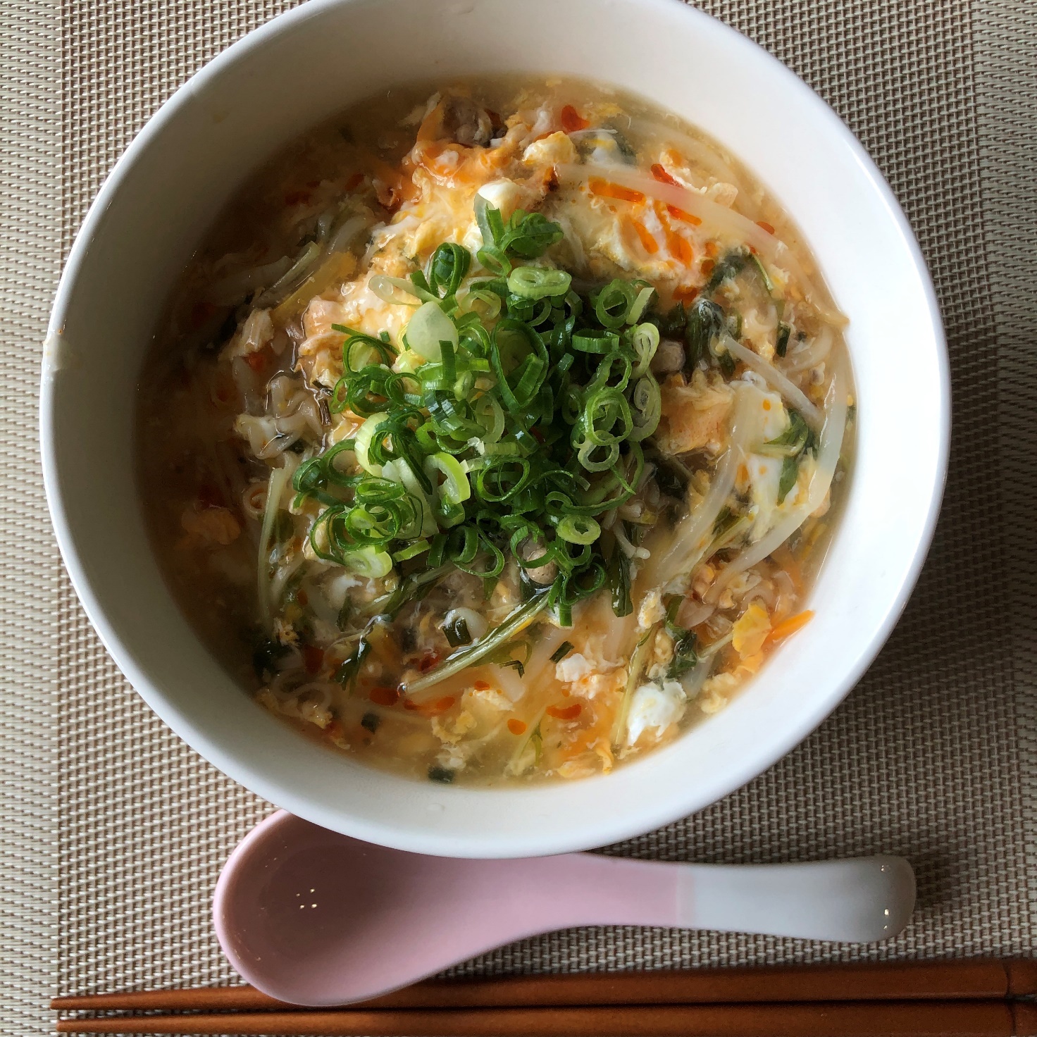 完成した業務スーパーのインスタントラーメン（韓国風チキン）で作った酸辣湯麺