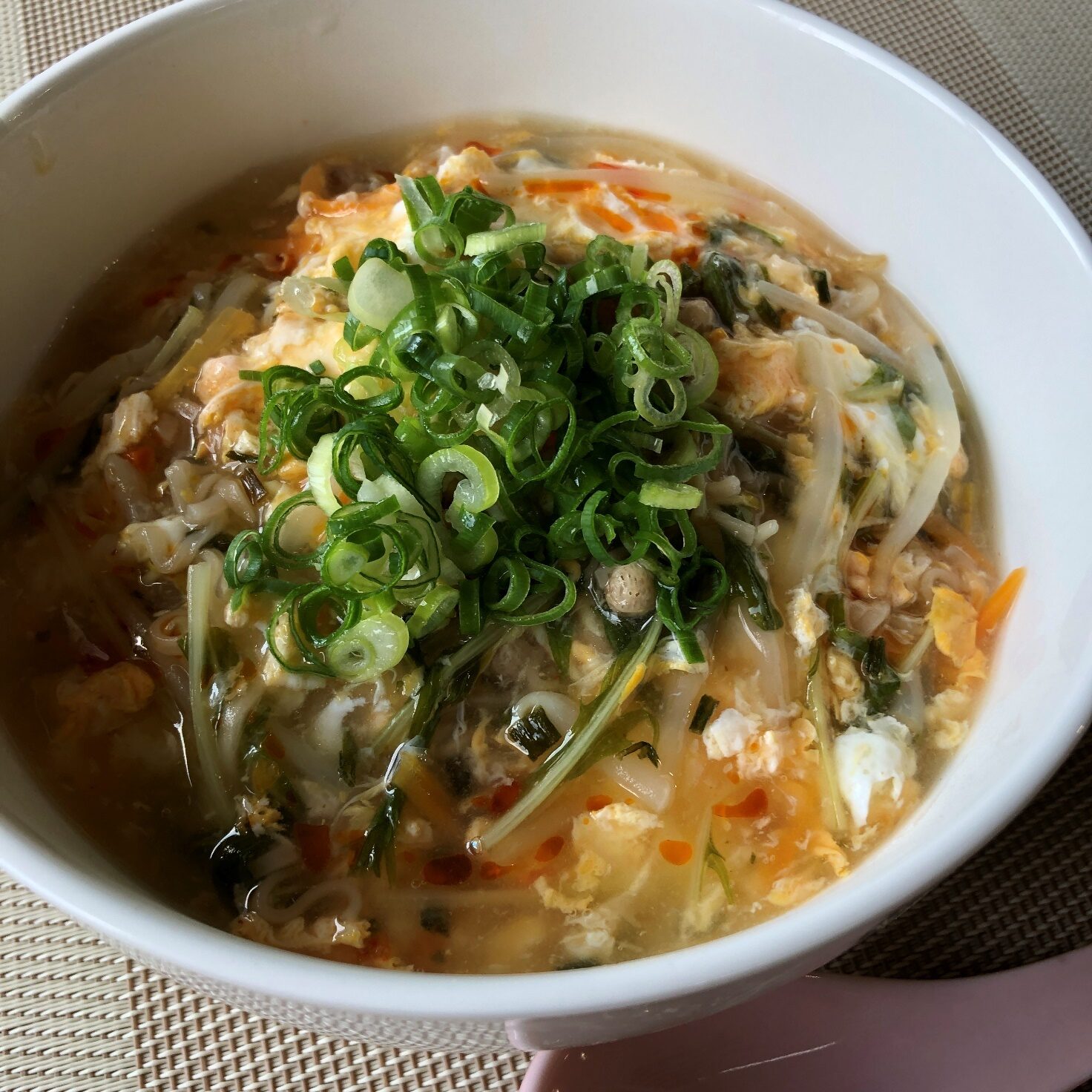 完成した業務スーパーのインスタントラーメン（韓国風チキン）で作った酸辣湯麺のアップ
