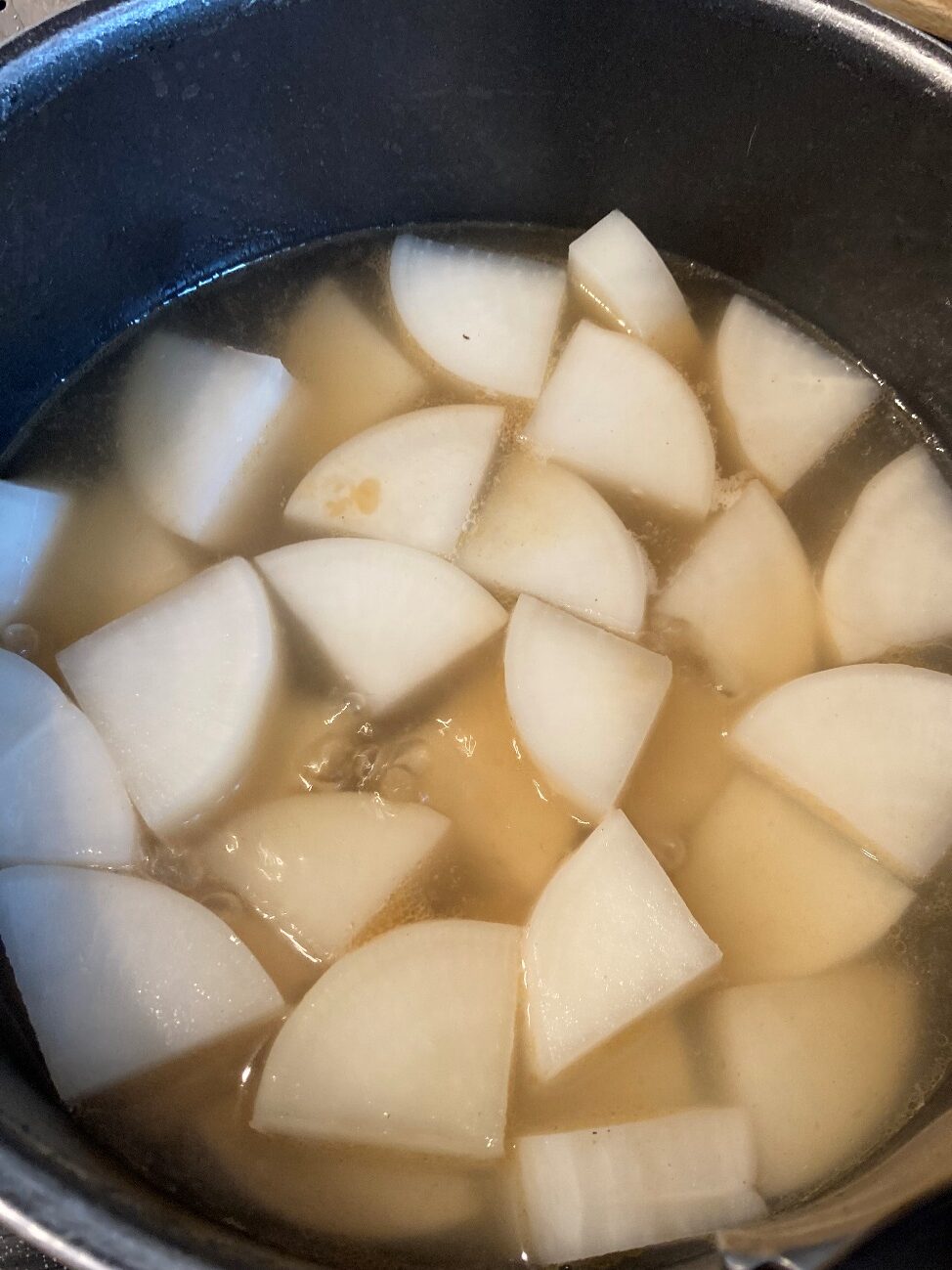 水・お酒・鶏がらスープの素を入れて大根を煮る