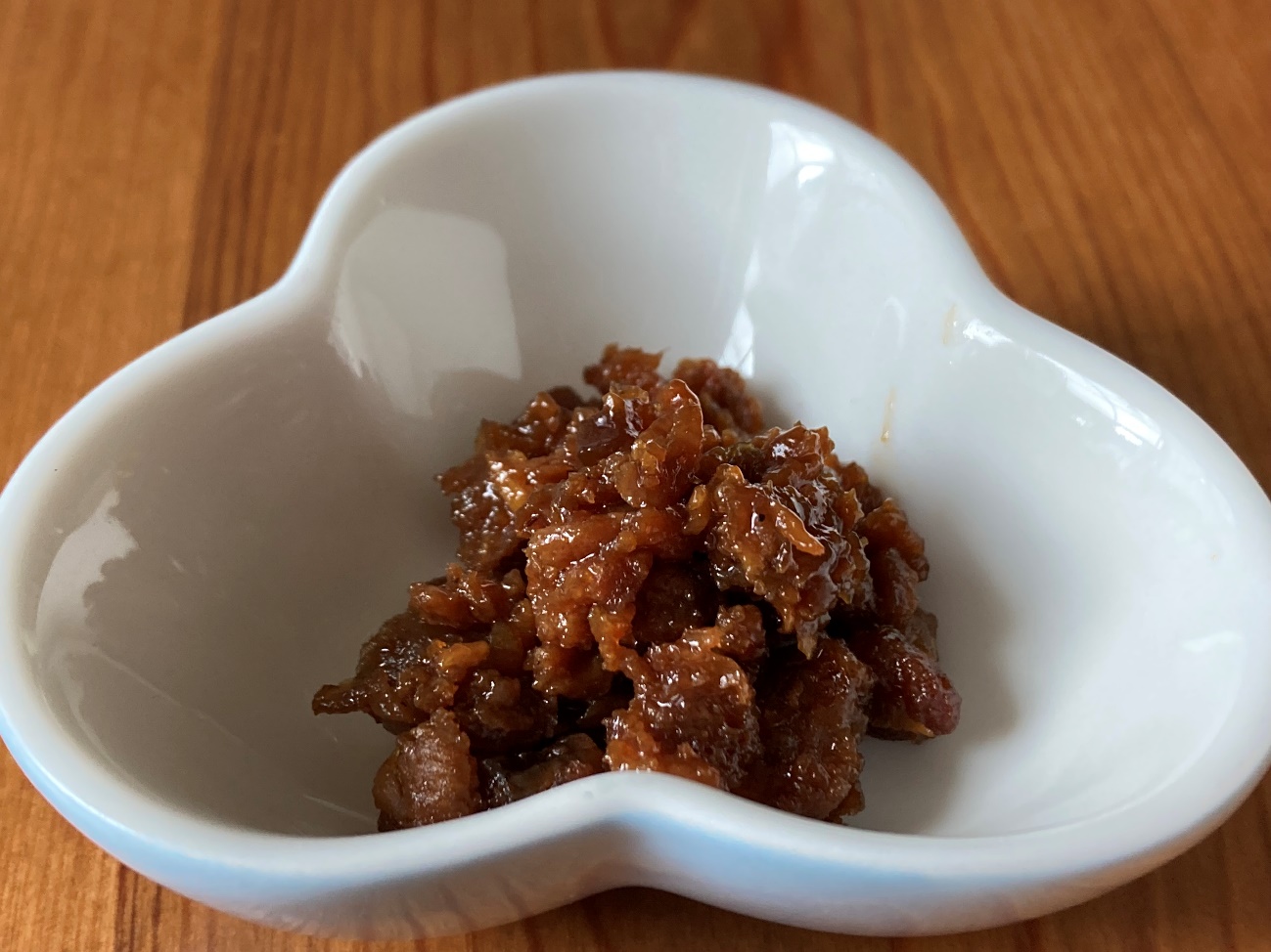 小皿に入れた業務スーパーの畑のお肉の魯肉飯醬(ルーローハンジャン)
