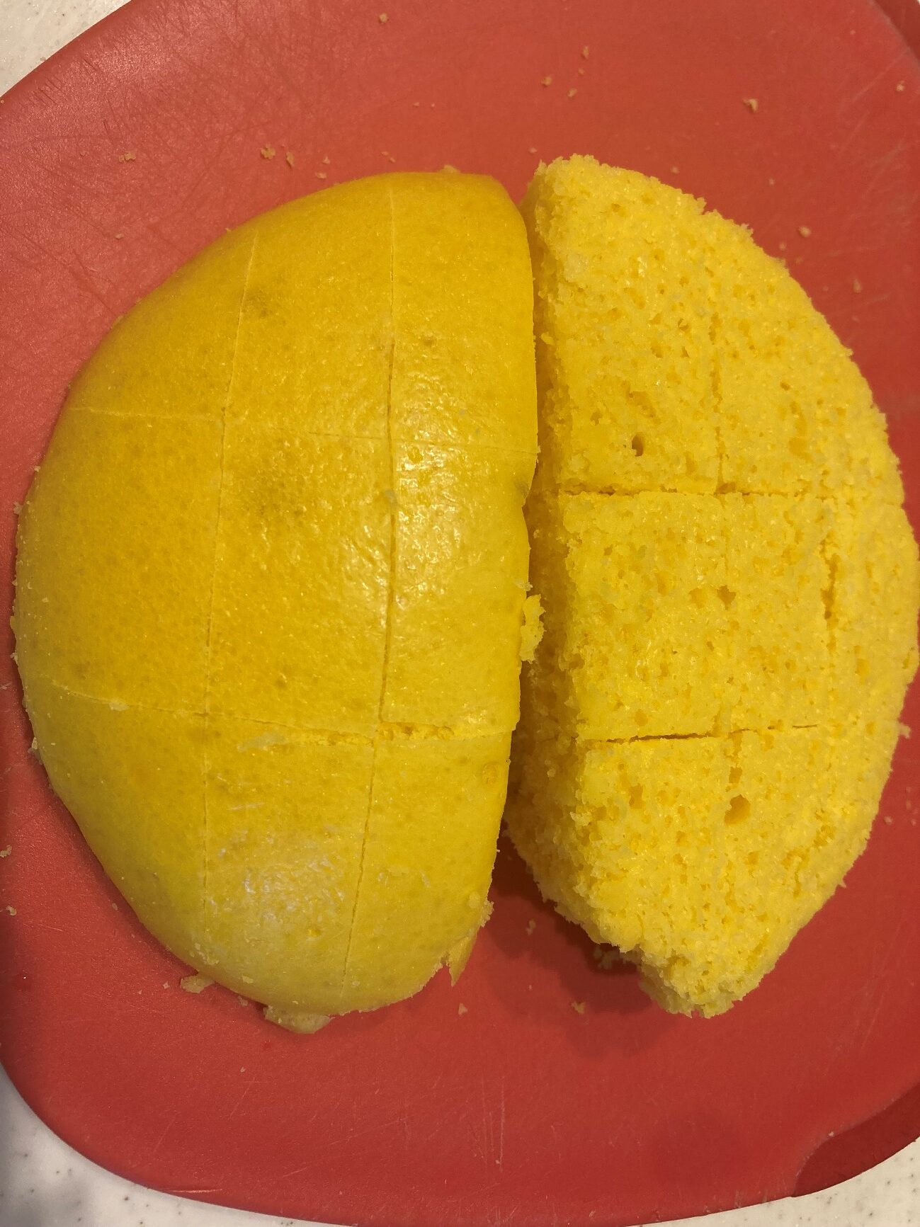 解凍した業務スーパーのマーラーカオ（ふわもち蒸しパン）に格子状の切れ目を入れる