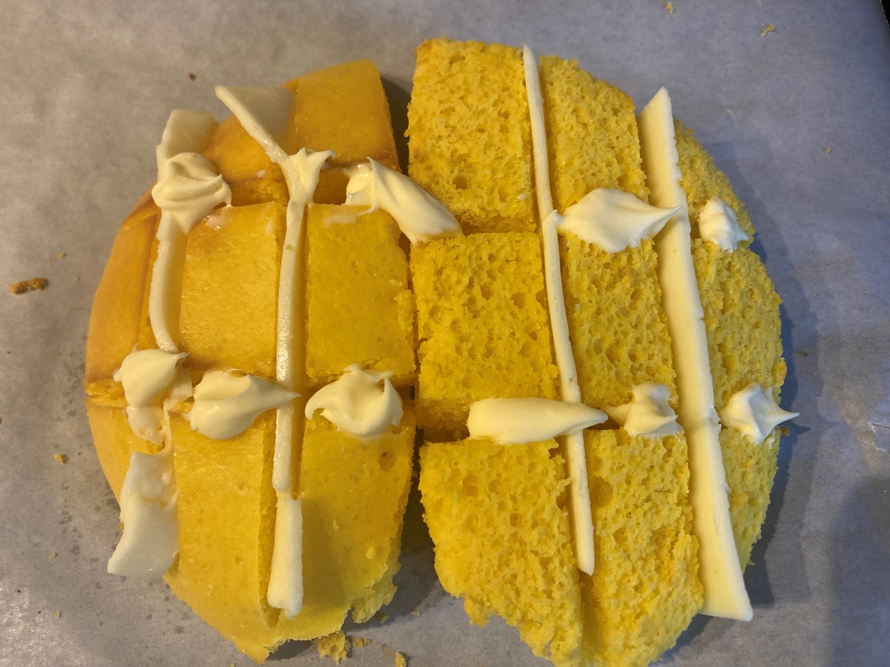 焼けた業務スーパーのマーラーカオ（ふわもち蒸しパン）の縦の切れ目にチーズ、横の切れ目にバターを挟む