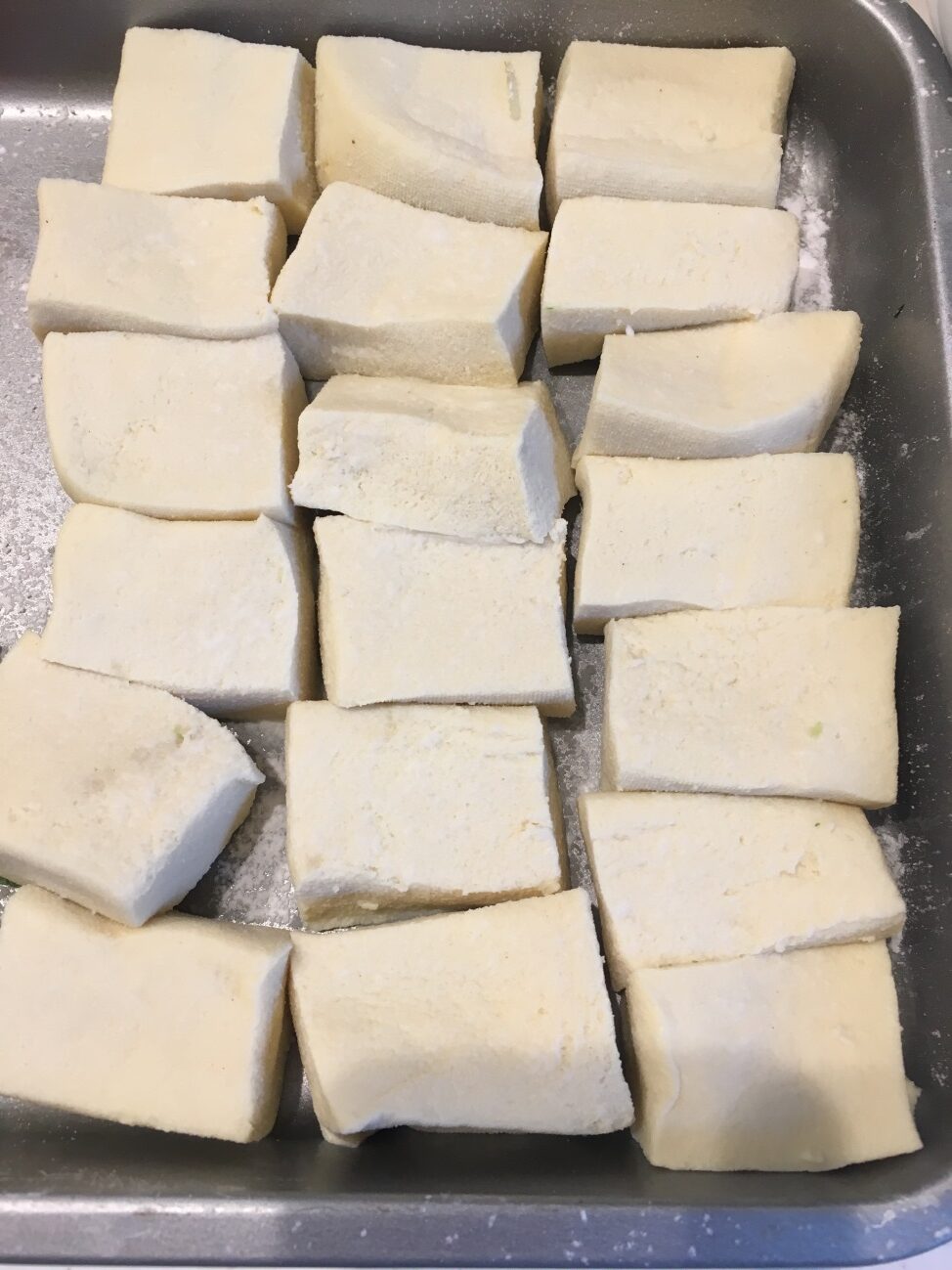 高野豆腐が戻ったら、四等分に切って片栗粉をまぶす