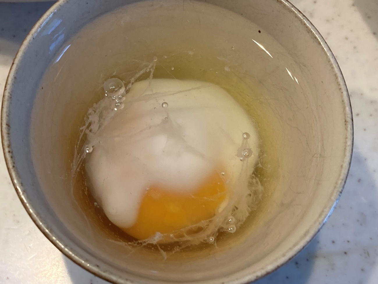 小さめの器に卵を割り入れて温泉玉子を作る