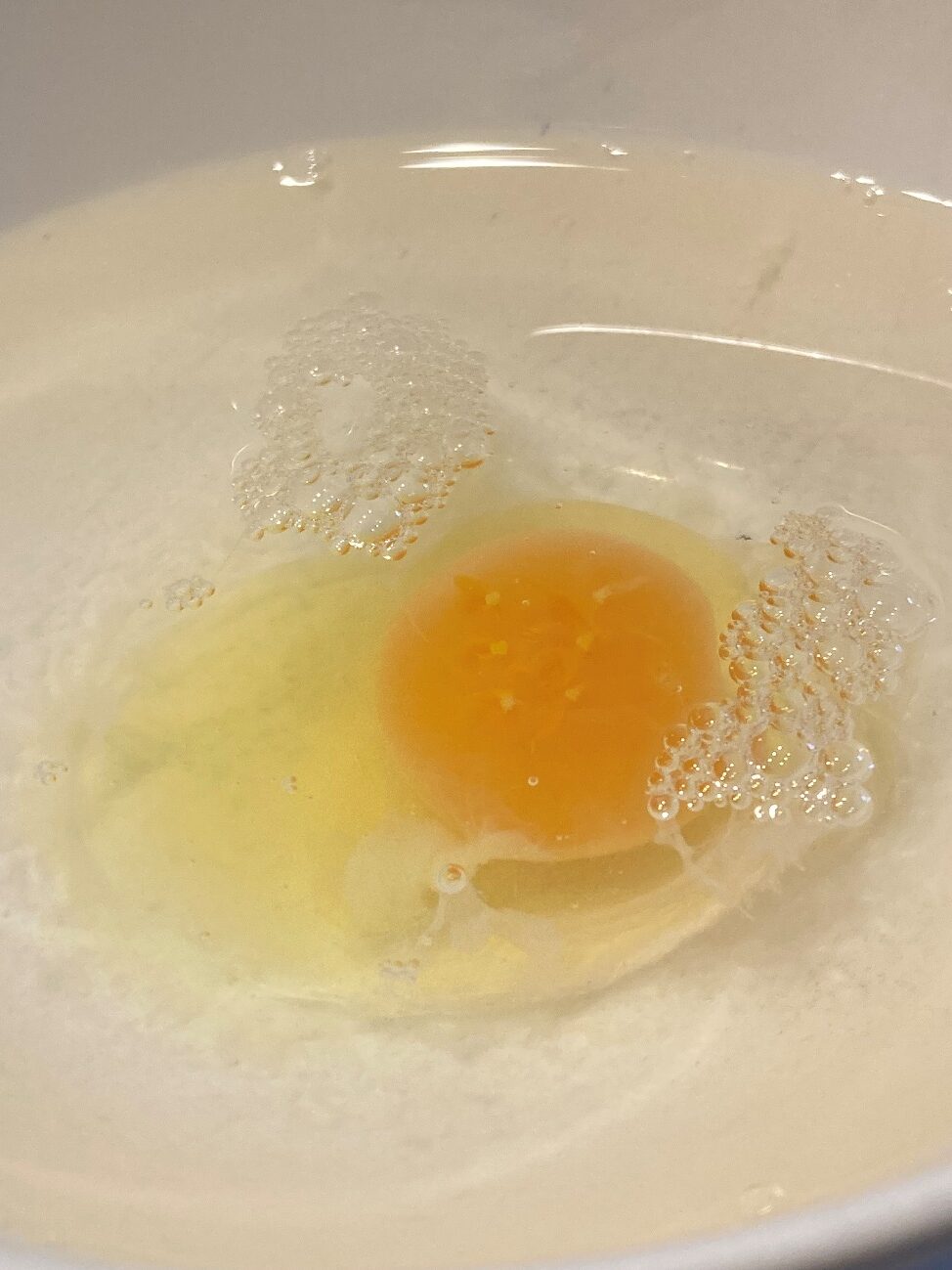 耐熱容器に卵を割り入れる