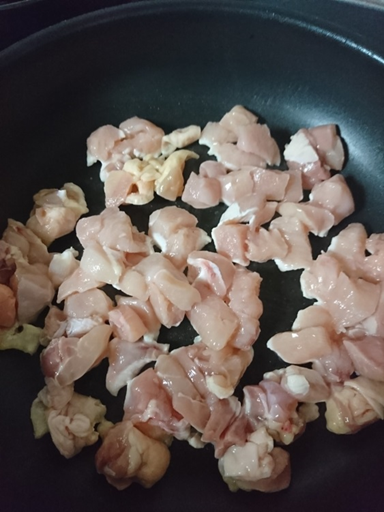 フライパンで鶏肉を焼く