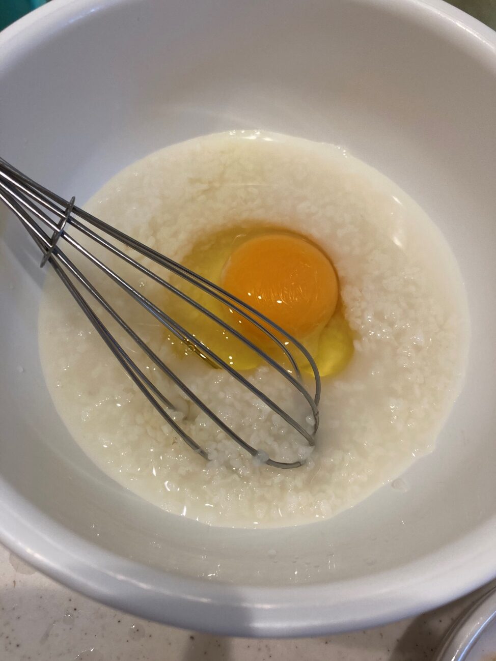卵液の材料（卵・甘酒・バニラエッセンス）を混ぜ合わせる