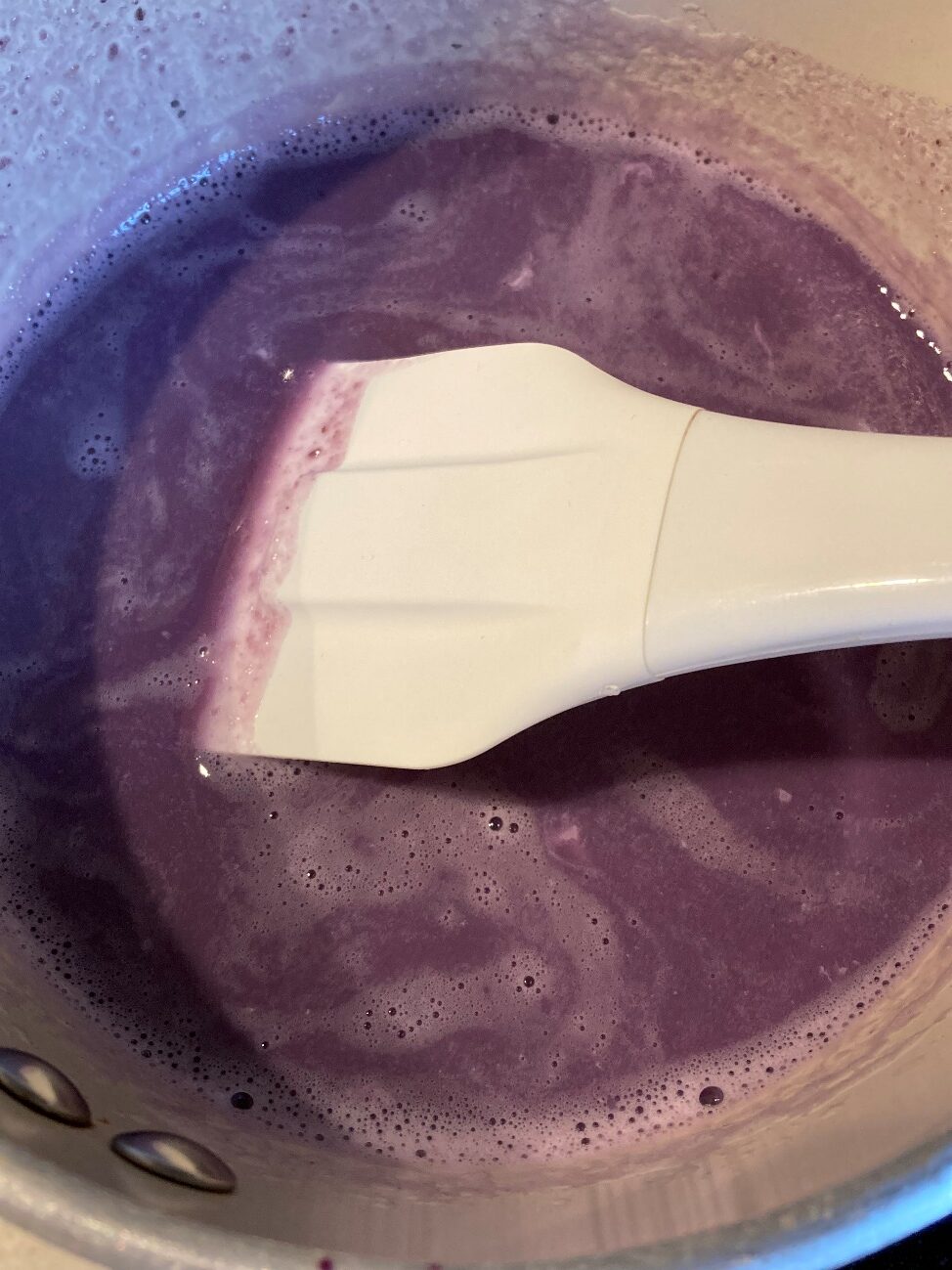 熱した牛乳に業務スーパーの「紫芋で作ったスイートポテト」を入れて混ぜる