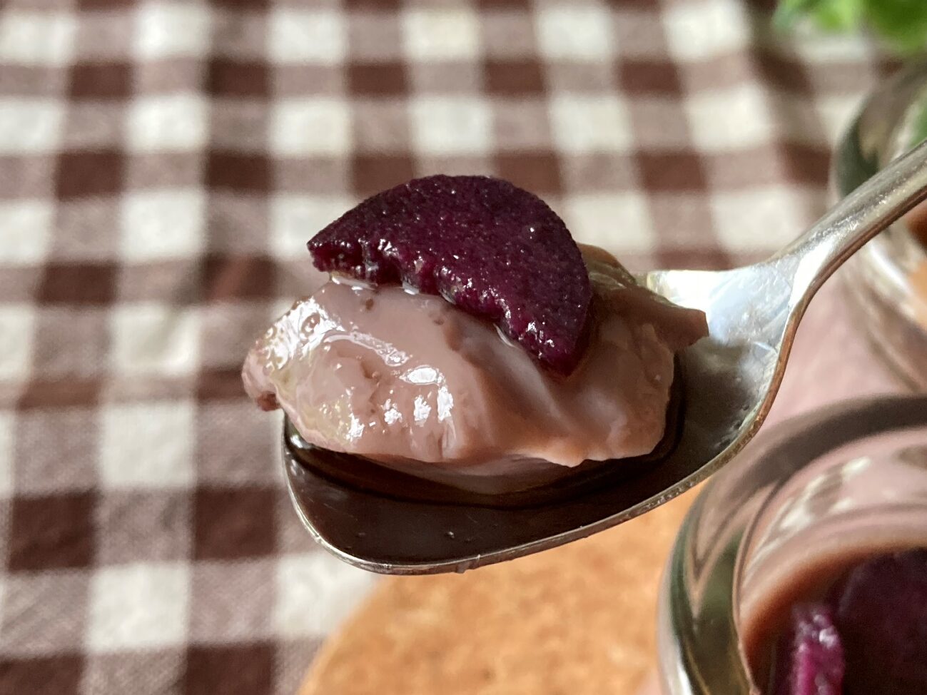 スプーンですくった業務スーパーの「紫芋で作ったスイートポテト」で作ったプリンのアップ