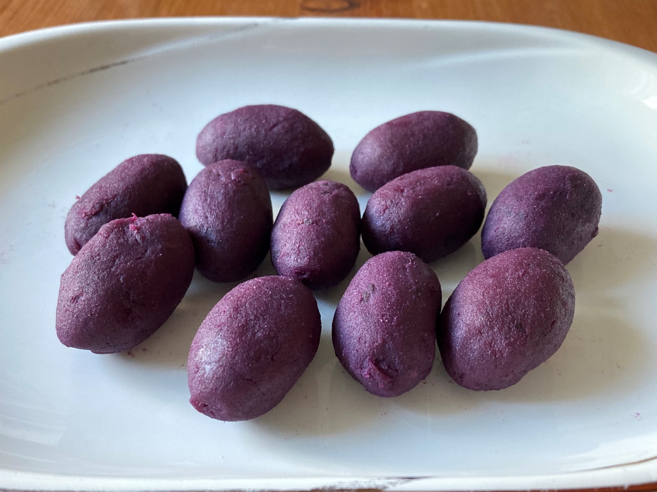 お皿に入れた業務スーパーの「紫芋で作ったスイートポテト」