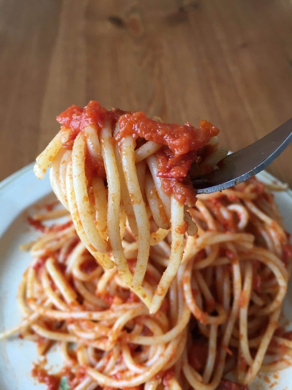 フォークですくい上げた業務スーパーの「トリノで作ったトマト＆イタリアンチーズパスタソース」を和えたパスタのアップ