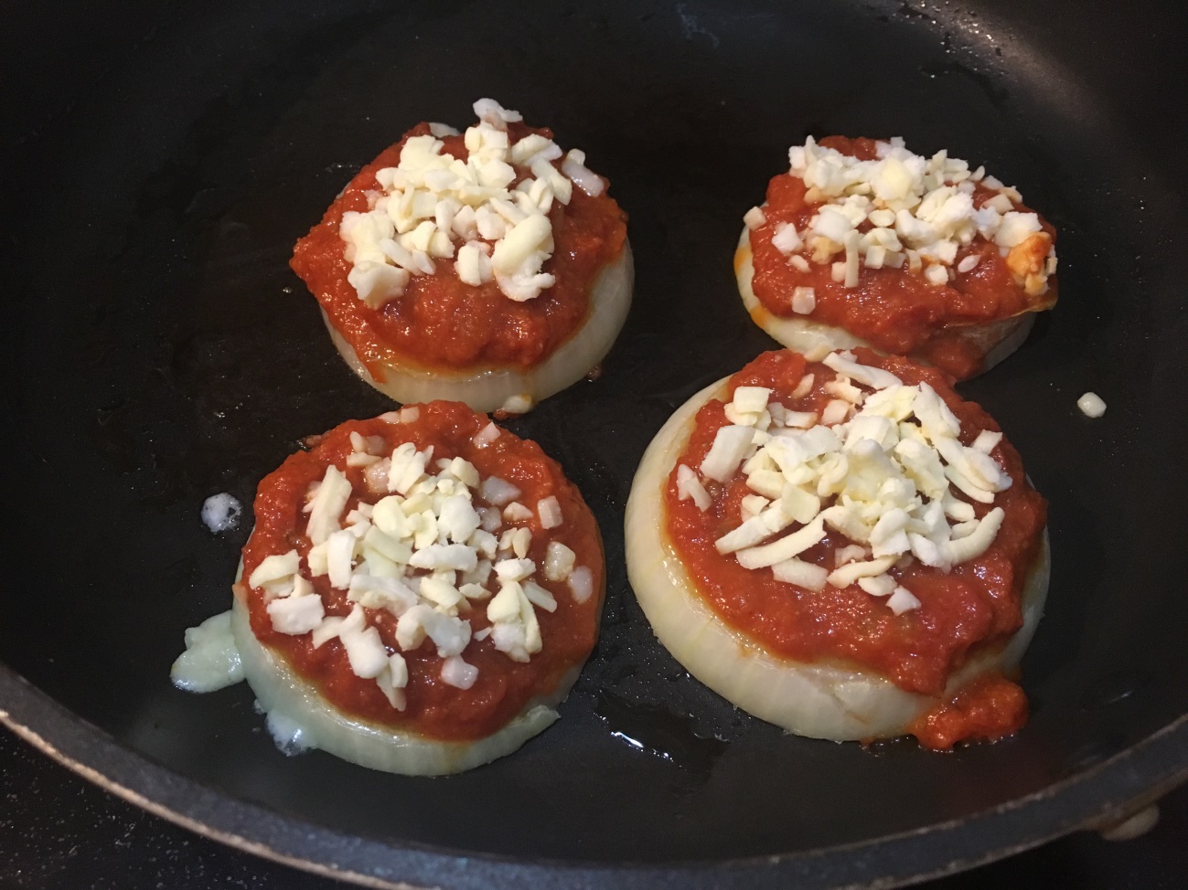 焼けた玉ねぎに業務スーパーの「トリノで作ったトマト＆イタリアンチーズパスタソース」とピザ用チーズをのせる