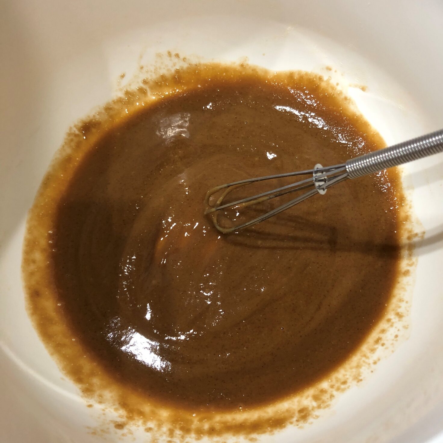 純ねりごま（白）・醤油・砂糖・酢を混ぜ合わせる