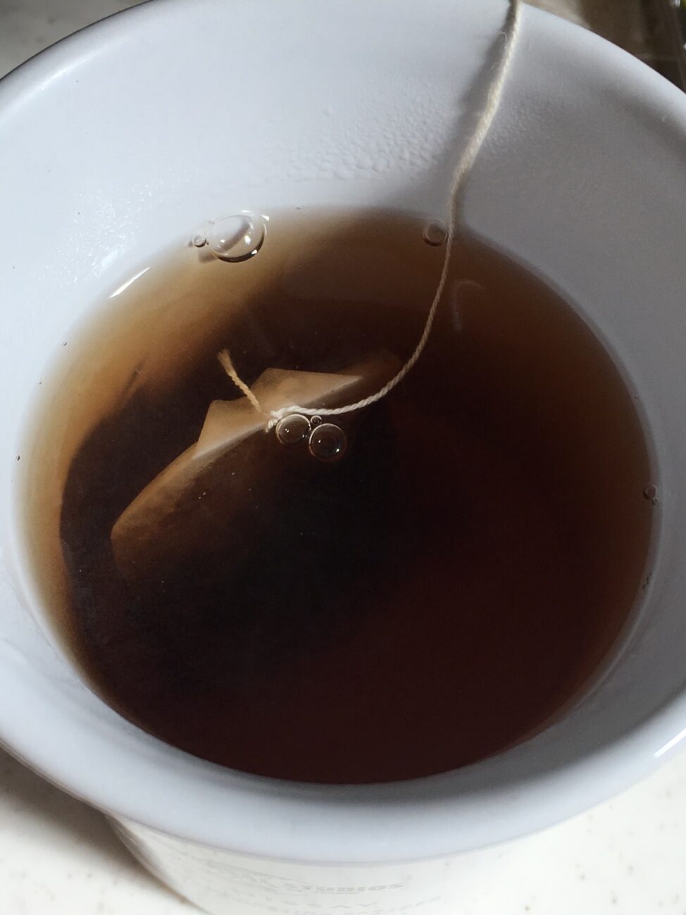 濃いめの紅茶を淹れる