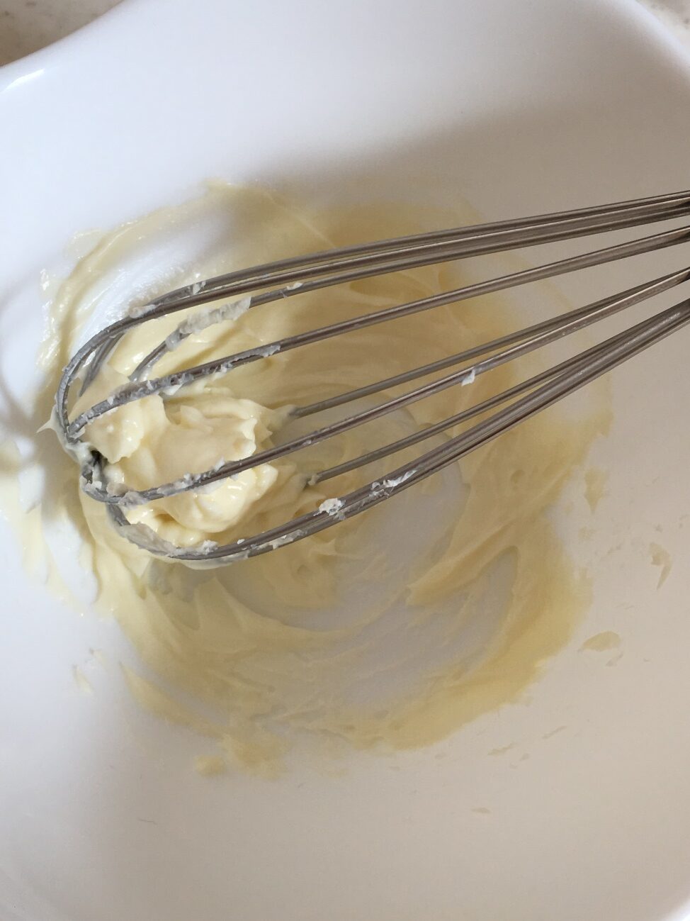 レンジ加熱したクリームチーズを泡立て器で滑らかにする