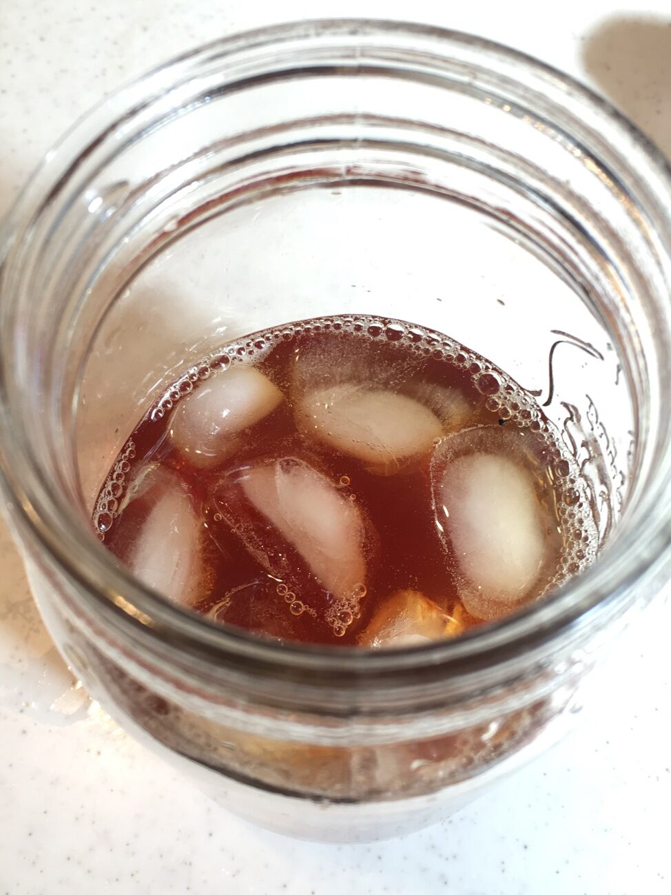 大きめのグラスに冷ました紅茶と氷を入れる