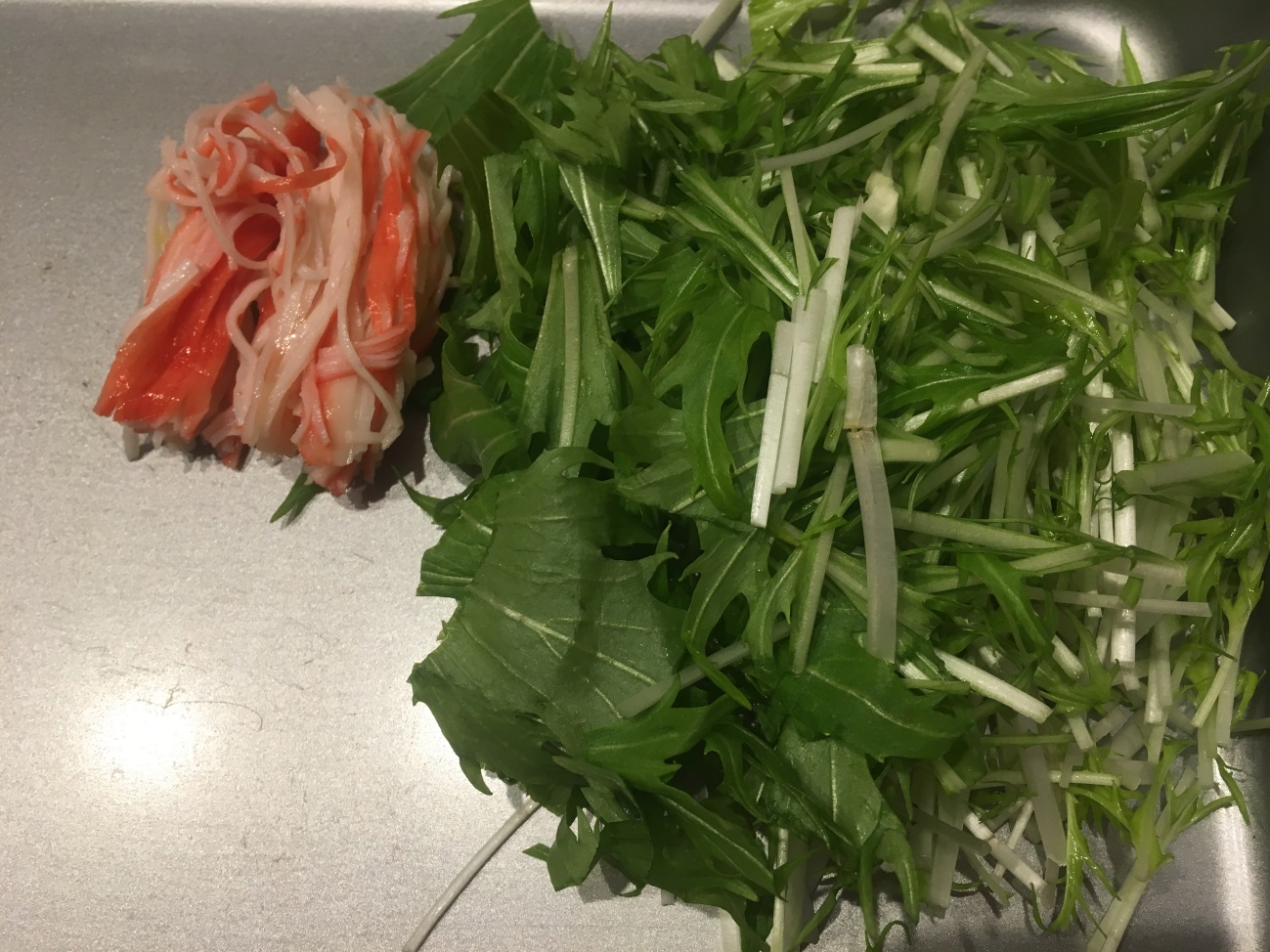 水菜を長さ3cmに切り、かにかまをほぐしておく