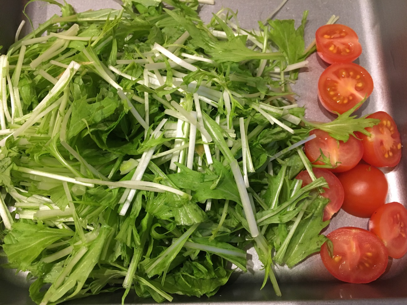 水菜を3cm幅、ミニトマトを半分に切る