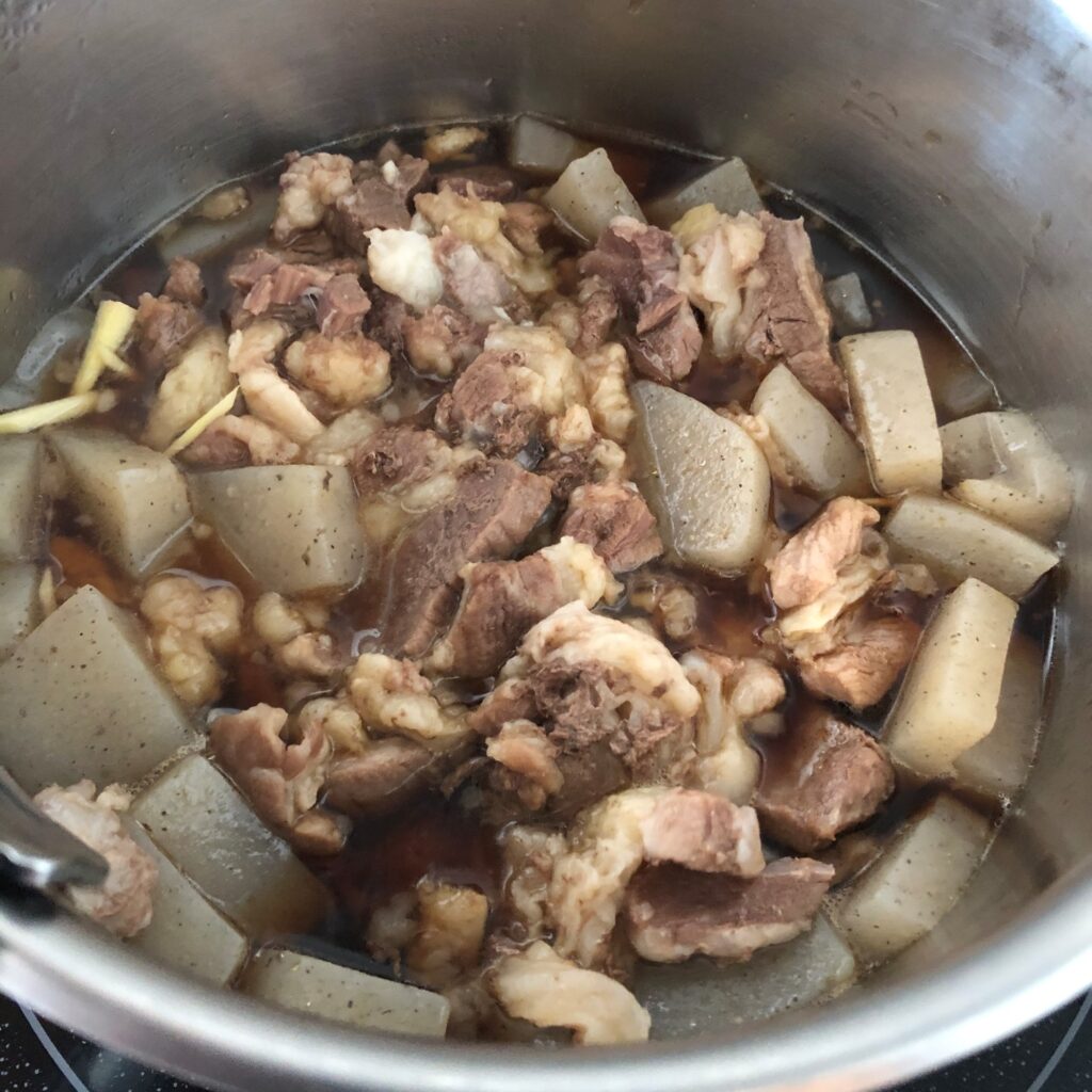 軽く洗った鍋にこんにゃく・牛赤身スジ肉・調味料を入れて煮る