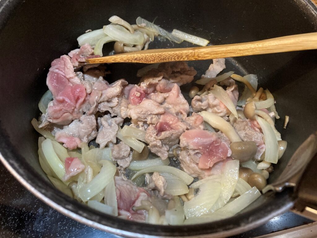 油を熱した鍋に玉ねぎ・しめじ・豚肉の順に入れて炒める