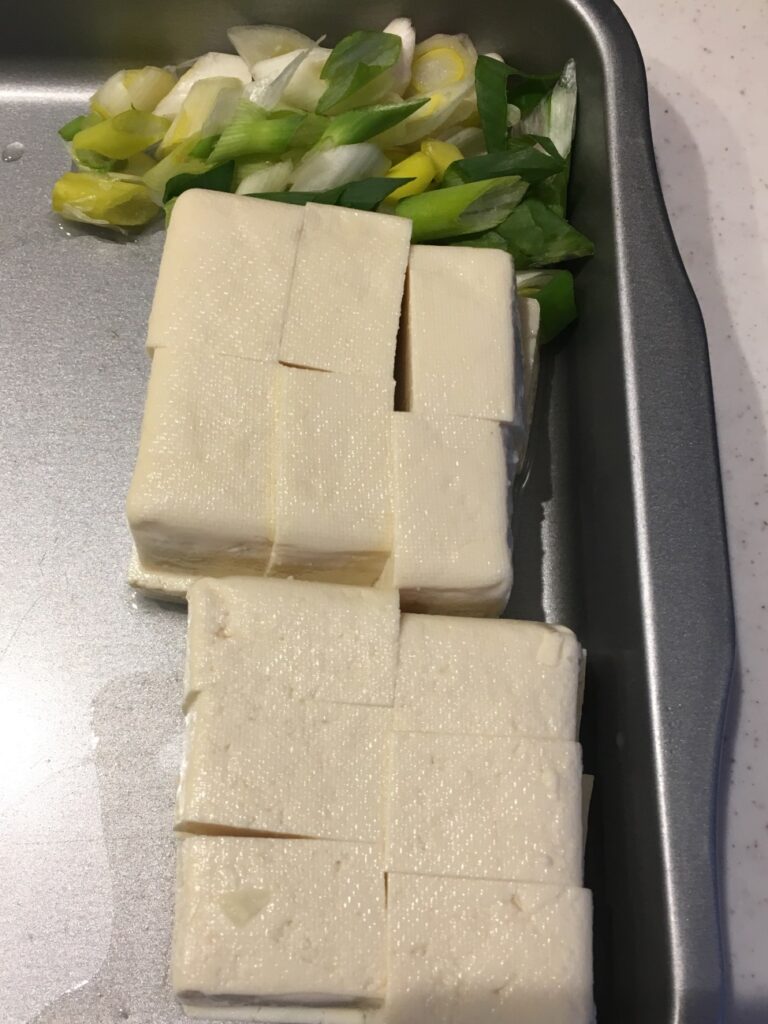 ねぎを斜め薄切り、豆腐を2cm角に切る